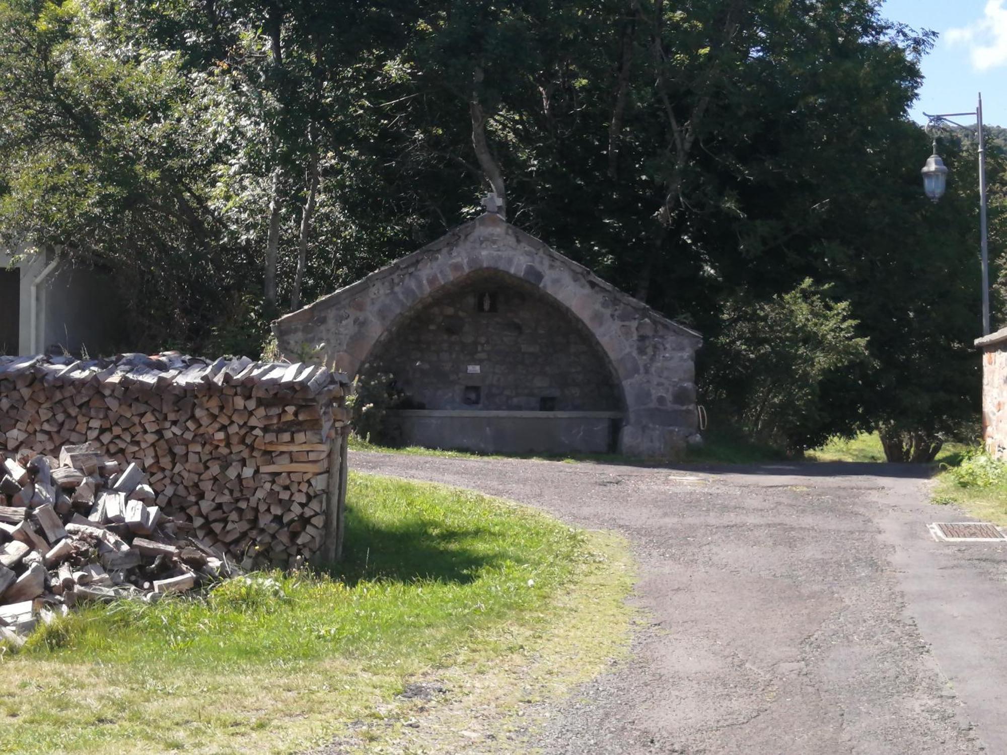 L'Auvergnate Chambon-sur-Lac Exterior photo